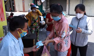 Gần một tháng qua, Ban quản lý chợ Bình Thới, phường 10, quận 11, TPHCM đã thực hiện in phát phiếu cho người dân đi chợ để kiểm soát số lượng người vào chợ, phòng chống COVID-19.