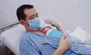 Xót xa cảnh vợ mất vì COVID-19 sau sinh, chồng một mình nuôi hai con thơ 