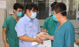 Chiến sĩ công an cảm ơn bác sĩ trước khi xuất viện.