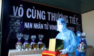 Những ngày qua, số lượng ca tử vong do COVID-19 tăng cao, lực lượng quân đội thuộc Bộ Tư lệnh TPHCM cũng ngày đêm lo hậu sự, hỏa táng và đưa tro cốt những nạn nhân xấu số về với gia đình.