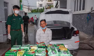 Võ Văn Hưng cùng tang vật. 