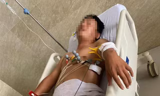 Ông A. bị bắn nhiều phát đạn đang được điều trị tại bệnh viện.