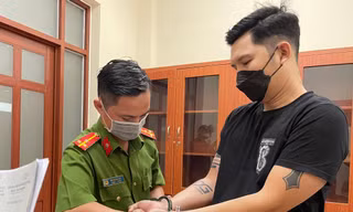 Công an thi hành lệnh bát tạm giam Duy.