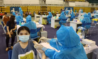 Những ngày qua, ngành Y tế TPHCM đang gấp rút thực hiện chiến dịch tiêm chủng vắc xin ngừa COVID-19 lớn nhất từ trước đến nay.