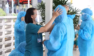 Đội xét nghiệm nhanh Bệnh viện Chợ Rẫy khẩn cấp truy tìm F0 ở chợ Bình Điền