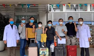 Đội phản ứng nhanh cùng lãnh đạo bệnh viện trước giờ lên đường.