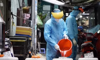 Sáng 10/6, Trung tâm Kiểm soát Bệnh tật TPHCM (HCDC) cho biết, lực lượng chức năng đã kích hoạt đội phản ứng nhanh xuống hiện trường thực hiện khoanh vùng, truy vết, phong tỏa tạm thời con hẻm 120, đường Trần Hưng Đạo, phường Phạm Ngũ Lão, quận 1 sau khi nhận tin có ca mắc COVID-19.
