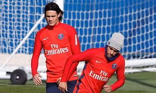 Neymar tỏ thái độ 'lạnh lùng băng giá' với Cavani trên sân tập