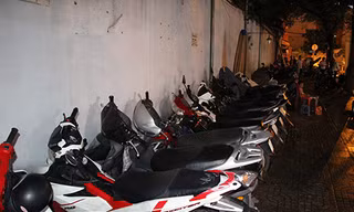 Hai bãi giữ xe không phép trên vỉa hè đường Cô Bắc. Ảnh: Duy Trần.