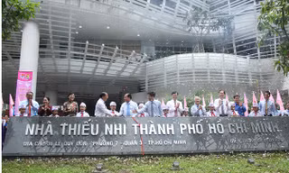 Các vị lãnh đạo T.Ư và TPHCM cắt băng khánh thành công trình nâng cấp Nhà thiếu nhi TPHCM.