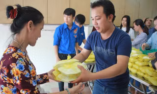 Tặng 600 phần cơm đến người nghèo