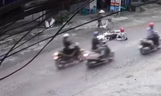 Cô gái ngã nhào trên đường và câu chuyện khiến dân mạng bức xúc