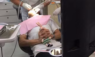 Nam thanh niên ôm gấu bông đi khám răng để... giảm đau?