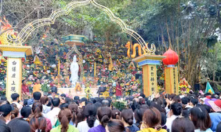 Hàng vạn người nô nức trẩy hội Quán Thế Âm