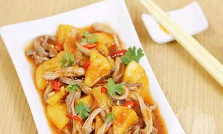 Dạ dày dê xào dứa trị chứng đầy bụng chậm tiêu, viêm tiết niệu, tiểu buốt, dắt.