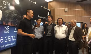 Bộ trưởng Bộ Thông tin và Truyền thông cùng nhiều đại biểu xem trình diễn 5G tại Cục tần số vô tuyến điện sáng nay. Ảnh: Nguyễn Hoài.