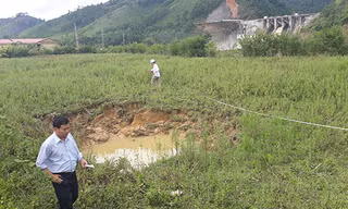 Hố sụt gần nhất nằm về hạ lưu chân đập thuỷ điện Hố Hô 800 m. 