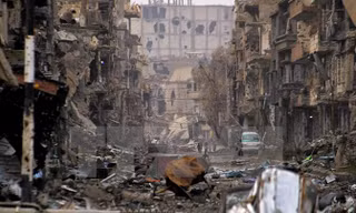 Cảnh đổ nát tại Deir al-Zor, Syria sau các cuộc không kích. Nguồn: REUTERS/TTXVN.