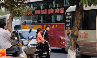 Xe khách 'thản nhiên' dừng đỗ, bắt khách náo loạn đường Hà Nội