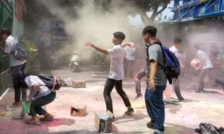 Học sinh Sài Gòn ném bột màu tới tấp vào cổng trường sau lễ trưởng thành
