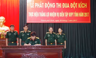 Thượng tá Thái Đức Hạnh, Phó Bí thư Đảng ủy Quân sự, Chính ủy Bộ CHQS tỉnh ký chứng nhận giao ước thi đua của các cơ quan, đơn vị.