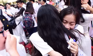 Học sinh cấp 3 xúc động ngậm ngùi chia tay thời áo trắng