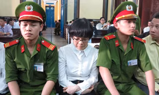 ‘Siêu lừa’ Huỳnh Thị Huyền Như tại một phiên tòa. Ảnh: Tân Châu.