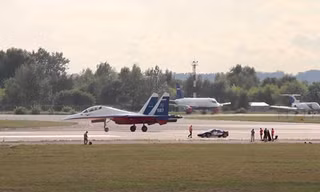 Video 'tiêm kích Su-30 đua với siêu xe Ferrari' hot nhất tuần qua
