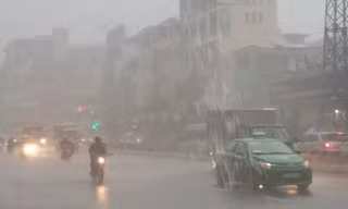 Cơn mưa như trút nước ở Sài Gòn lúc 15h.