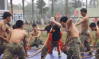 Nữ Đặc công Việt Nam phô diễn nội công tuyệt đỉnh