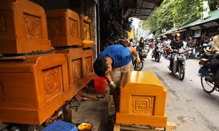 Cận cảnh phố đóng quan tài đặc biệt giữa lòng Thủ đô