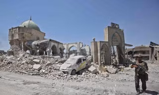 Khói bốc lên từ khu vực al-Shifaa, Mosul ngày 15/6 trong khi binh sỹ Iraq tham gia chiến dịch chống IS. Nguồn: AFP/TTXVN.