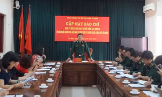 Thiếu tướng Lê Như Đức chủ trì cuộc gặp gỡ báo chí, chiều 11/4.