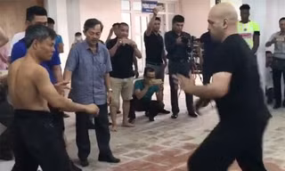 Trận đấu diễn ra dưới sự theo dõi của môn sinh phải Vịnh Xuân và Đoàn Long Karate.