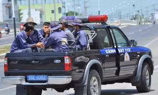 Nhóm thợ hàn được đưa lên xe cảnh sát 113 về trụ sở công an quận Bình Thủy làm việc.