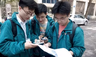 Học sinh tại trường THPT Nguyễn Tất Thành trao đổi đáp án sau giờ thi.