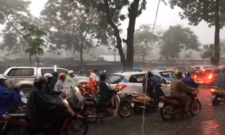 Mưa như trút nước ở đường Láng (Hà Nội) sáng 13/6.