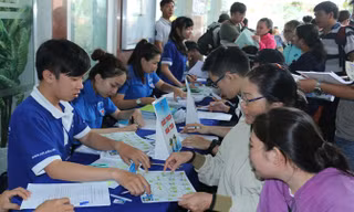 Thí sinh là thủ tục nhập học tại trường ĐH Nguyễn Tất Thành.
