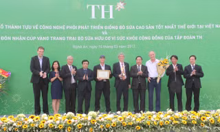 Tập đoàn TH vinh dự đón nhận Cúp vàng trang trại bò sữa organic.