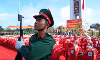 104 bộ hài cốt liệt sỹ là quân tình nguyện và chuyên gia Việt Nam hy sinh ở nước Cộng hòa dân chủ nhân dân Lào về với đất mẹ.