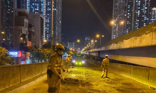 CSGT xúc cát ngăn vết dầu loang, giúp xe không trượt ngã trên đường Vành đai 3