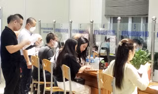 Người dân xếp hàng dài chờ đợi làm hộ chiếu mẫu mới: Cục Quản lý xuất nhập cảnh khuyến cáo 