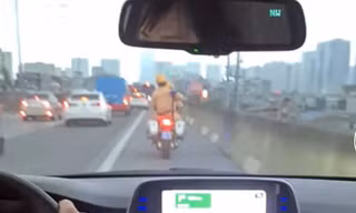 Cộng đồng mạng dành mưa lời khen hai CSGT dẫn đường cho cặp vợ chồng chở con đi cấp cứu
