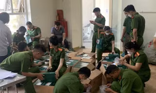 Gom khóa cửa trôi nổi rồi dán nhãn hàng hiệu để tiêu thụ