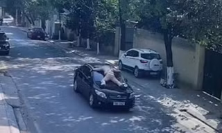 Tạm giữ hình sự Phó giám đốc trung tâm giáo dục thường xuyên hất CSGT lên nắp ca pô