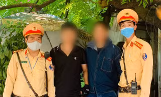 Cảnh sát kịp thời 'níu chân' thanh niên định nhảy cầu Chương Dương vì áp lực công việc