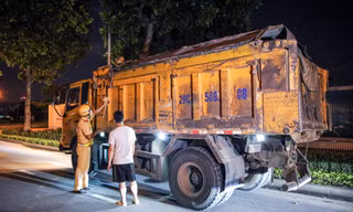Đón lõng xử lý hàng loạt xe quá tải, cơi nới chạy ban đêm để né chốt