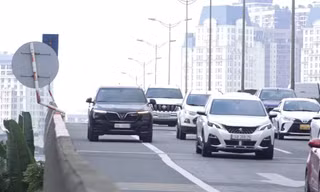 CSGT tuần tra, ghi hình ô tô đi vào làn dừng khẩn cấp đường Vành đai 3 trên cao