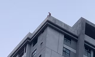 Cứu người đàn ông ngồi vắt vẻo trên nóc chung cư 40 tầng