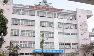 Giả nhân viên y tế, đưa trẻ sơ sinh ra ngoài bệnh viện